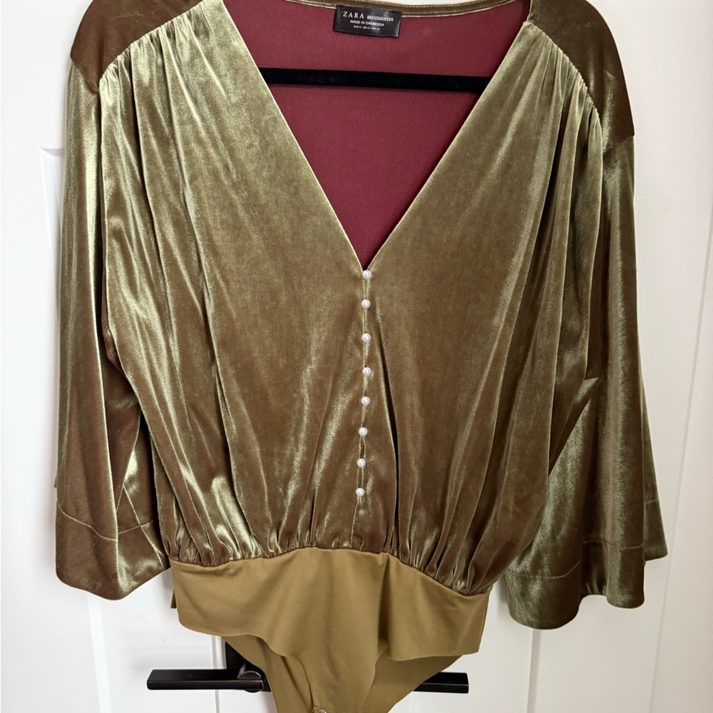 Zara green velvet bodysuit featuring faux pearl buttons and three quarter sleeve - Picture 3 of 6